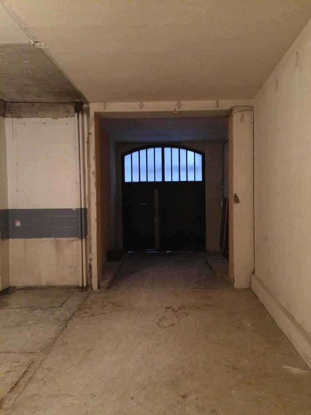 Friche · couloir intérieur avant travaux