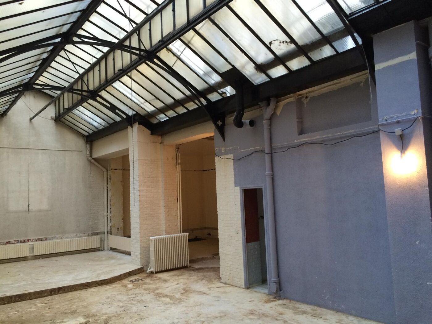 La verrière zénithale d'origine de l'ancienne miroiterie avant rénovation, charpente métallique apparente