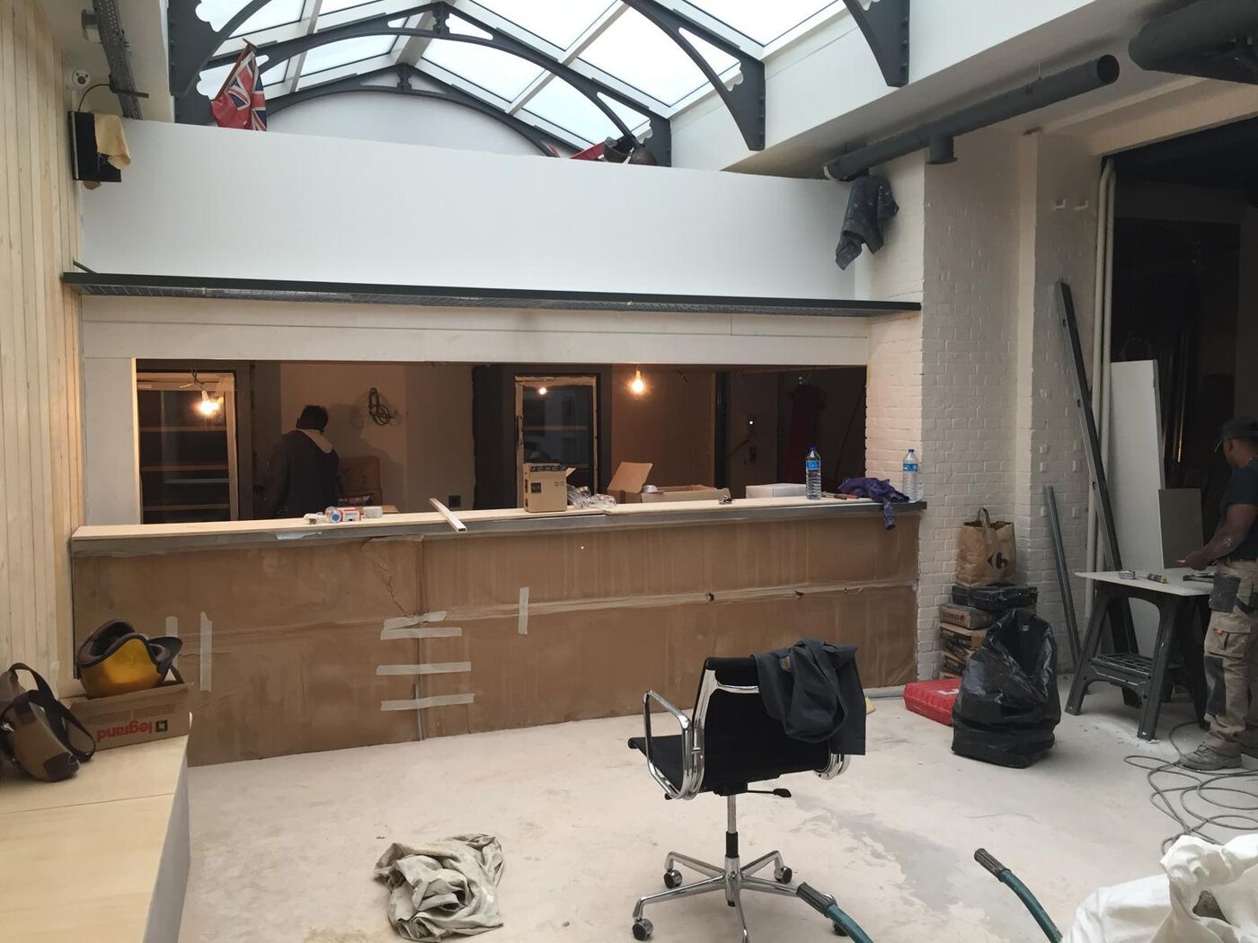 Câblage électrique et isolation par l'intérieur, mur de laine de roche en cours de pose