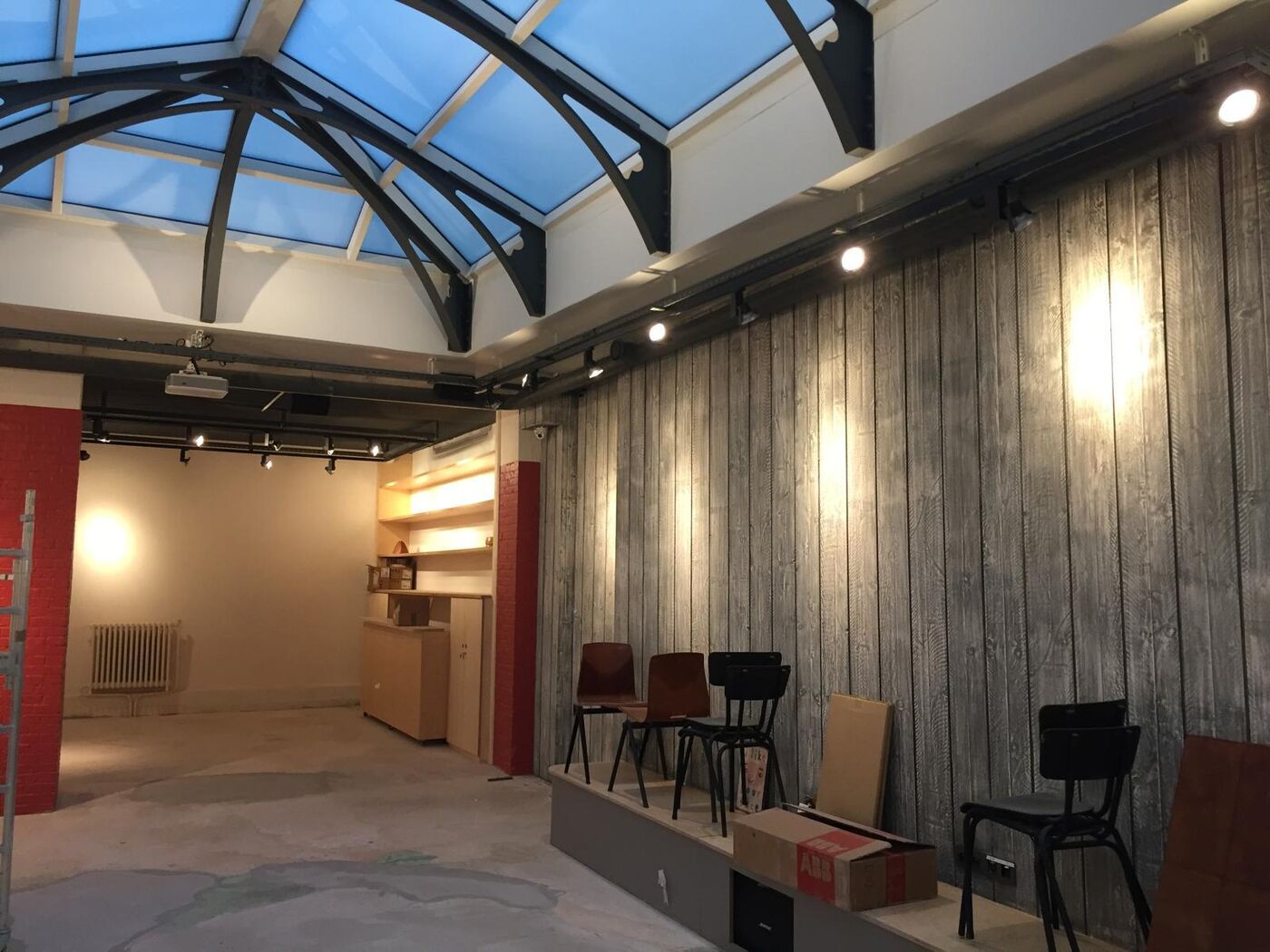 Espace presque terminé · verrière repeinte, mobilier en place