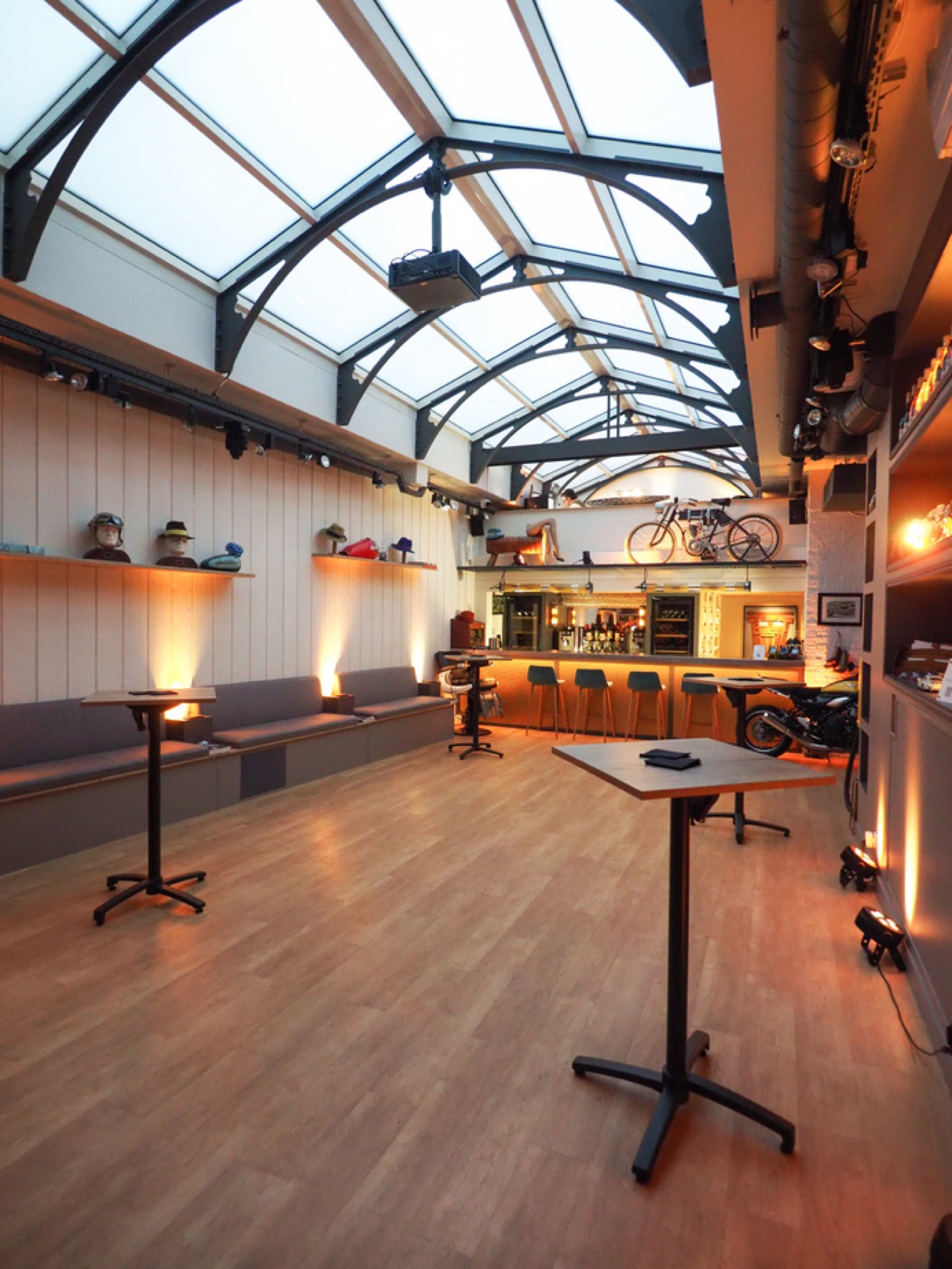 La Verrière en configuration cocktail debout · mange-debout, bar, banquettes et bicyclette d'époque