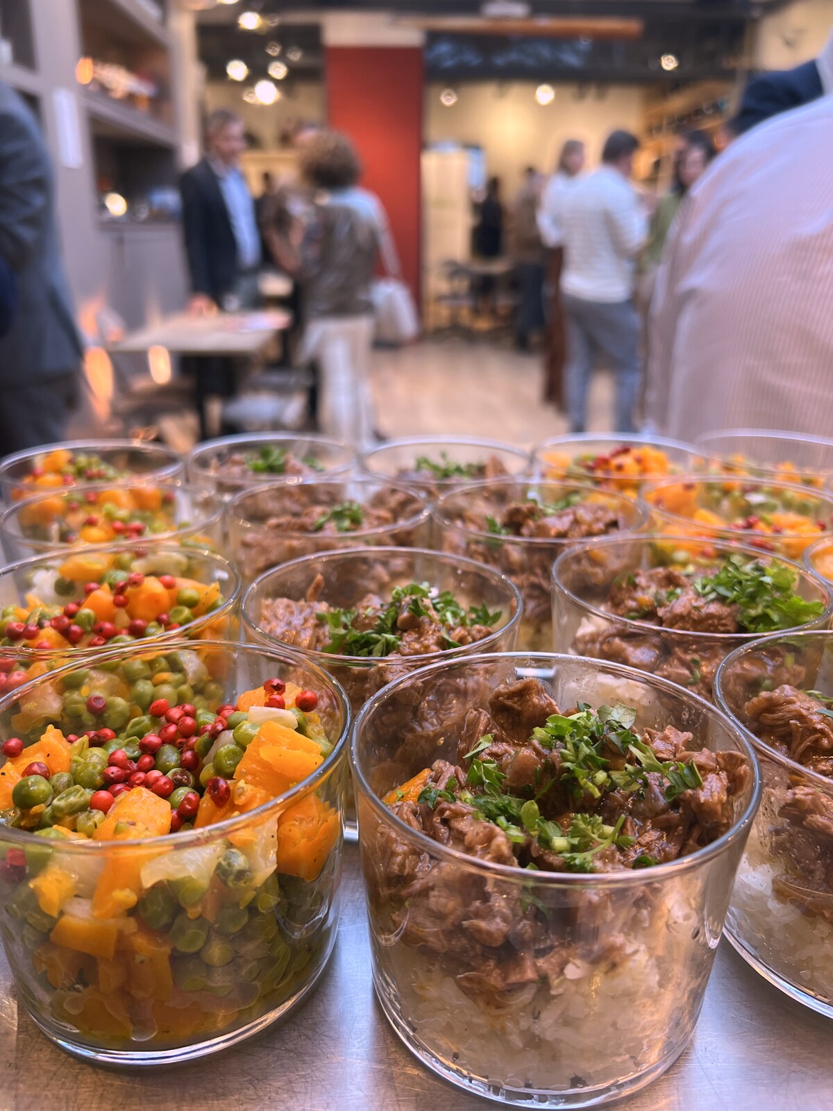 Verrines généreuses du dîner gastronomique · légumes de saison et effiloché de bœuf, dressées au bar pendant la soirée