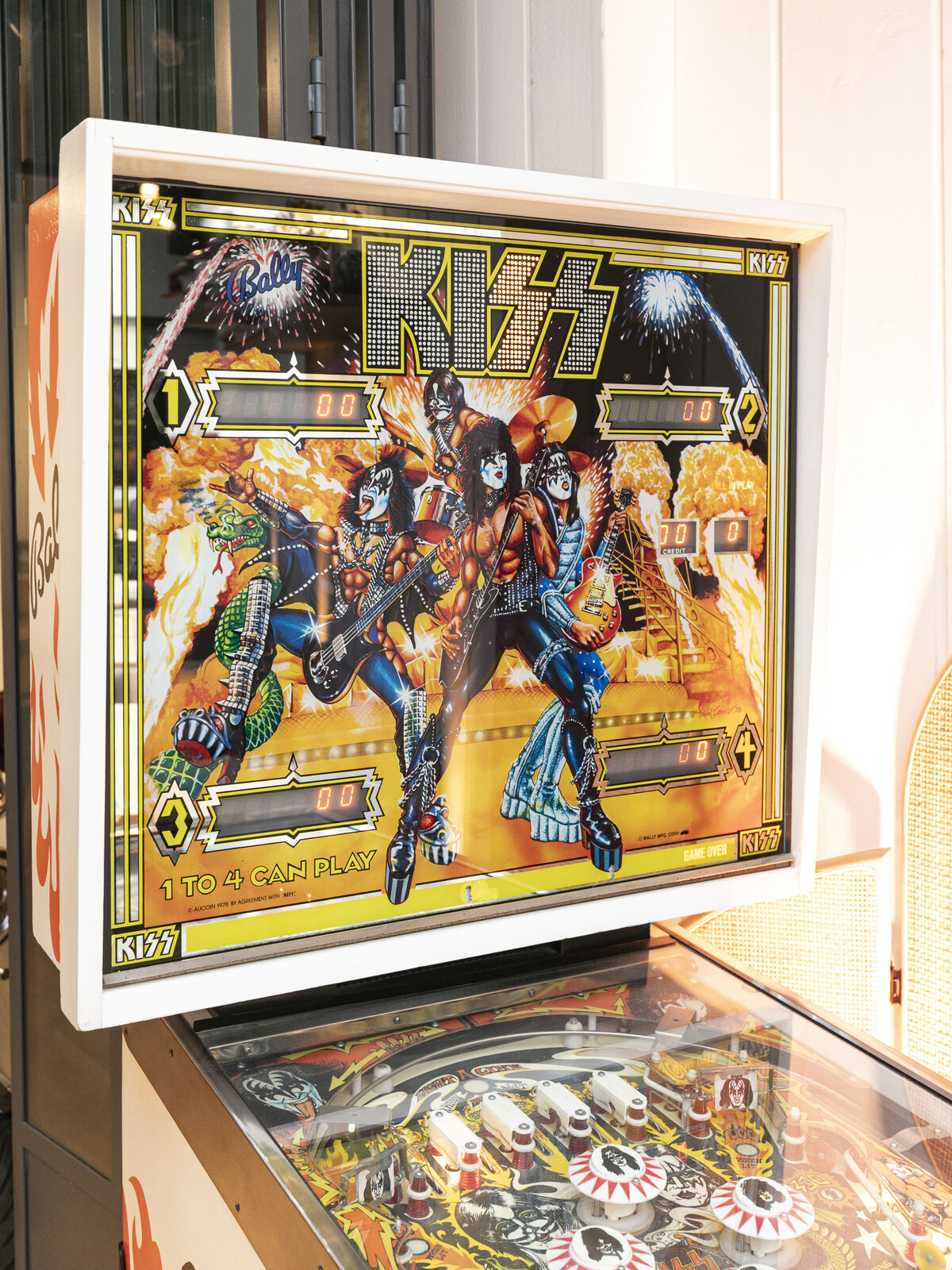 Flipper KISS vintage Bally à La Fabrique Générale · fronton illustré illuminé et plateau de jeu rétro