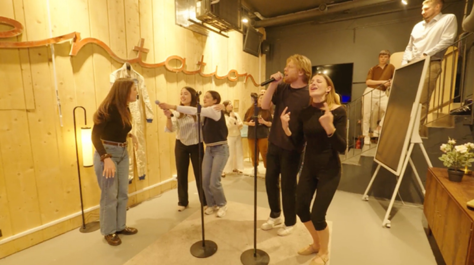 Soirée karaoké à La Fabrique Générale, une dizaine de participants au micro, ambiance chaleureuse
