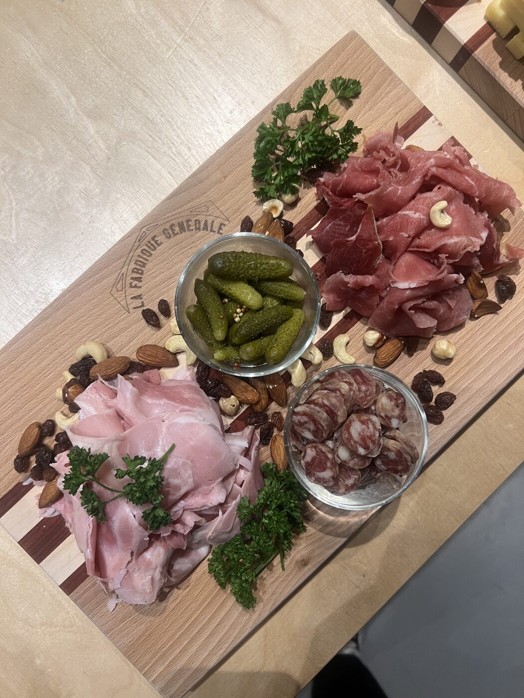 Planche de terroir signée La Fabrique Générale · charcuterie, cornichons, fruits secs