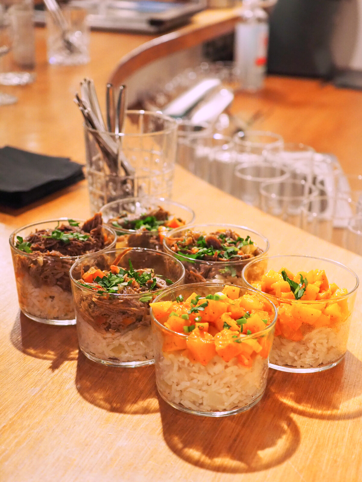 Déjeuner de séminaire fait maison à La Fabrique Générale · verrines de riz, effiloché de bœuf et légumes de saison dressées sur le bar