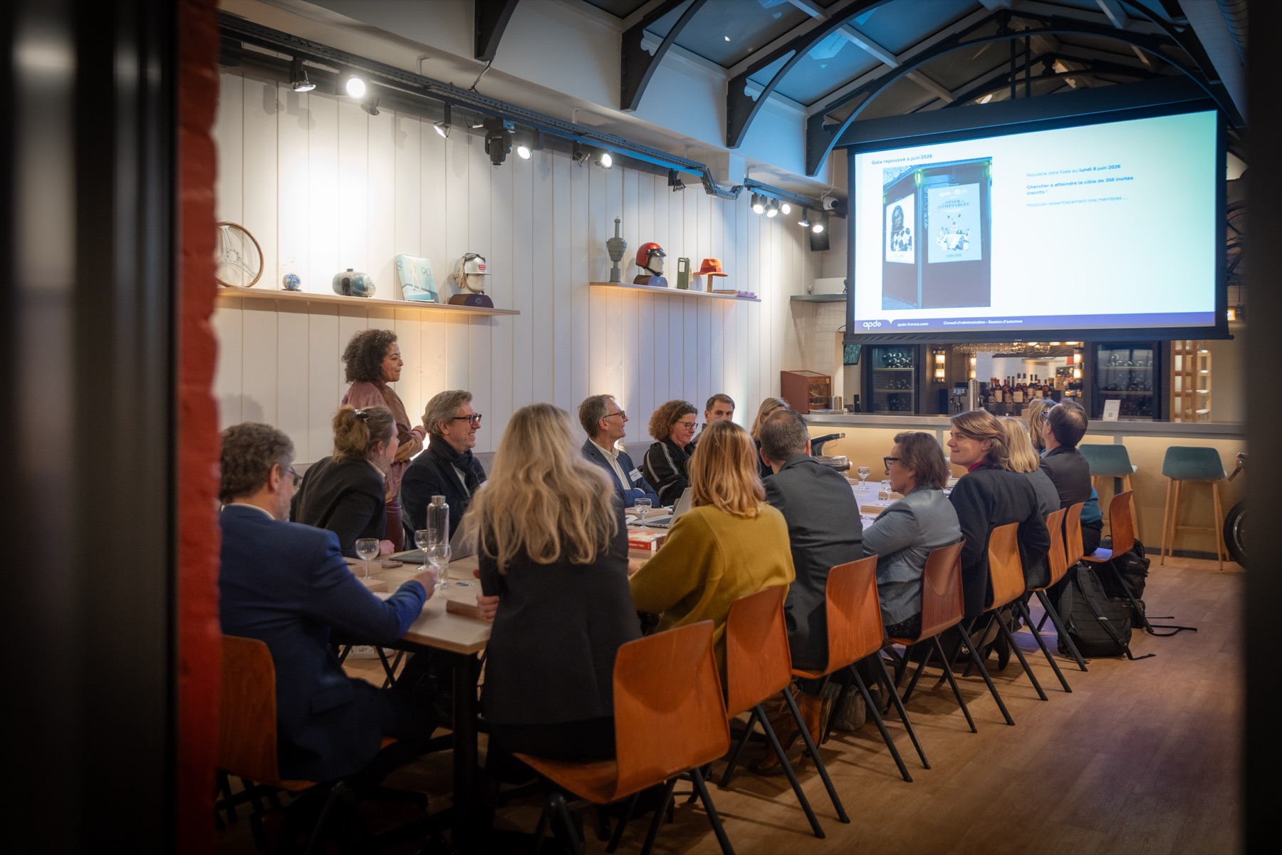 Séminaire d'entreprise en grande tablée sous la verrière de La Fabrique Générale, à Paris 17