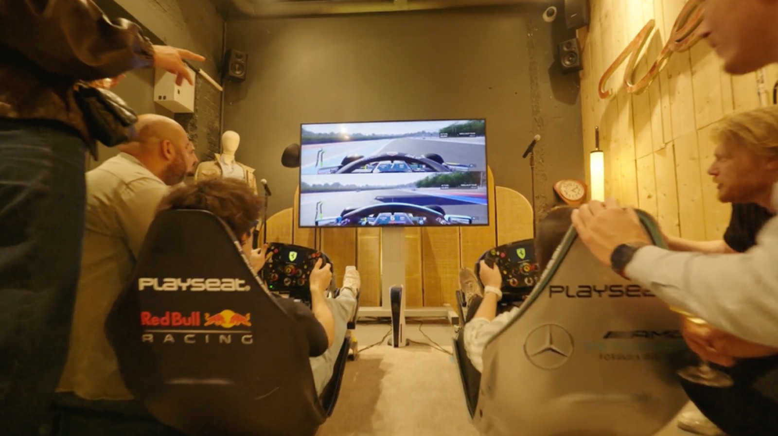 Simulateur F1 à La Fabrique Générale, deux collaborateurs en pleine course sur cockpits Playseat avec écran central
