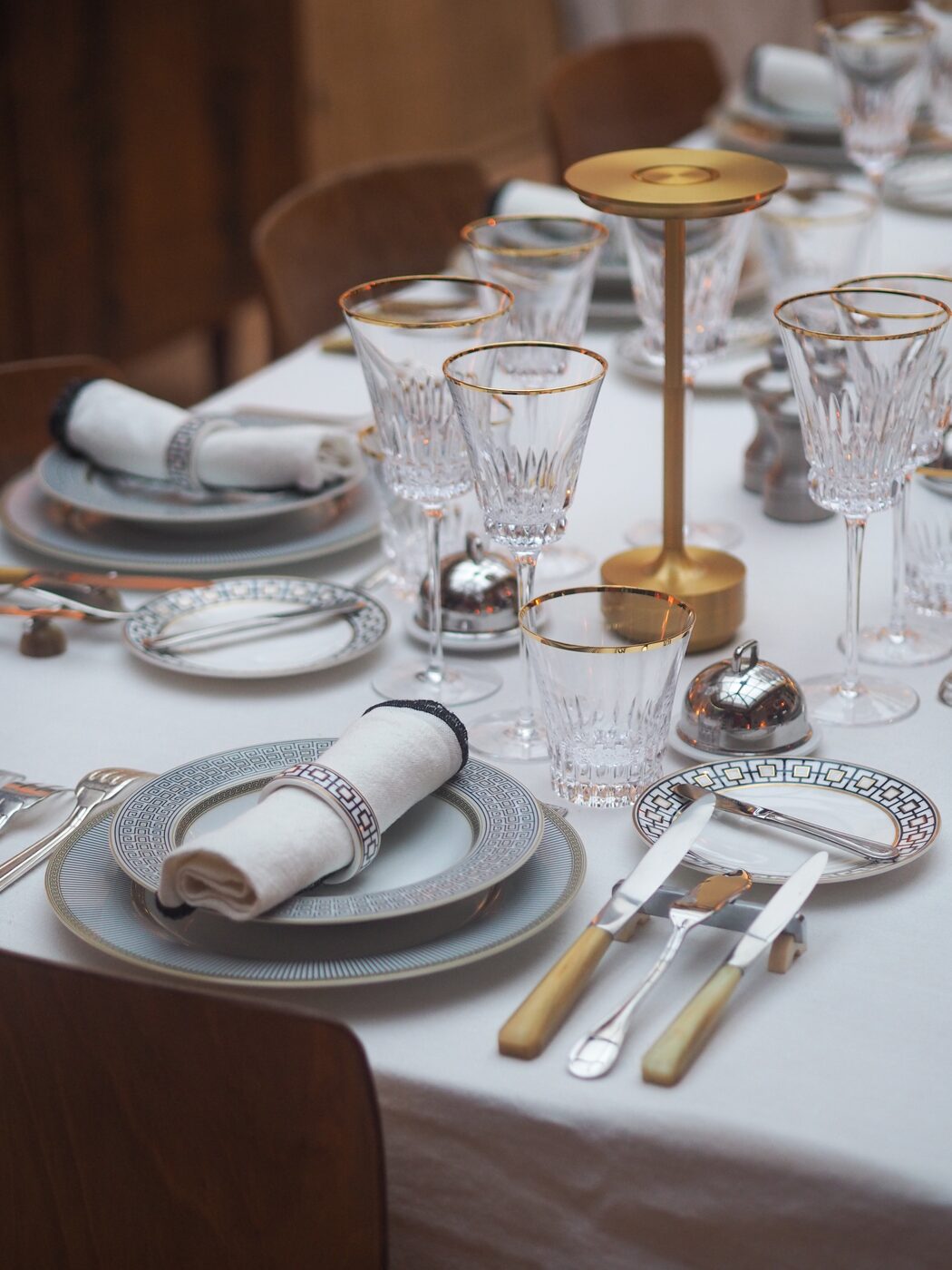 Dîner assis à La Fabrique Générale · table dressée aux chandelles, porcelaine, cristal doré et argenterie, lumière tamisée