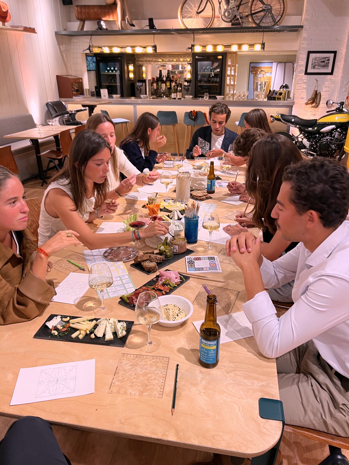 Atelier team building à La Fabrique Générale · les équipes réunies autour de la grande table, quiz papier et planches à partager